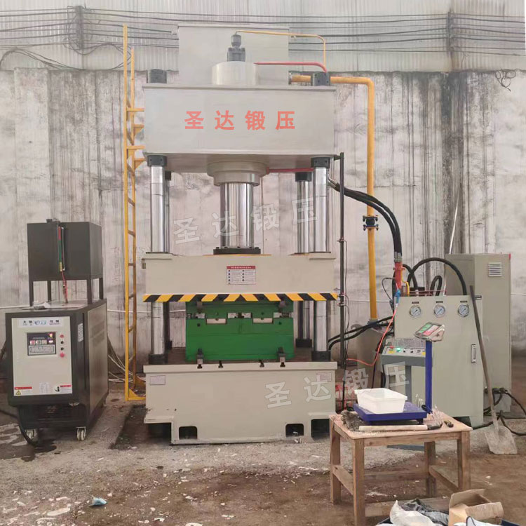 400噸石英石水槽成型液壓機現場 400噸石英石水槽成型液壓機現場