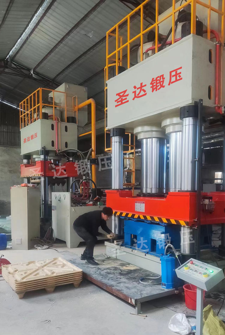 1250噸木屑托盤成型液壓機(jī)車間現(xiàn)場 1250噸木屑托盤成型液壓機(jī)車間現(xiàn)場