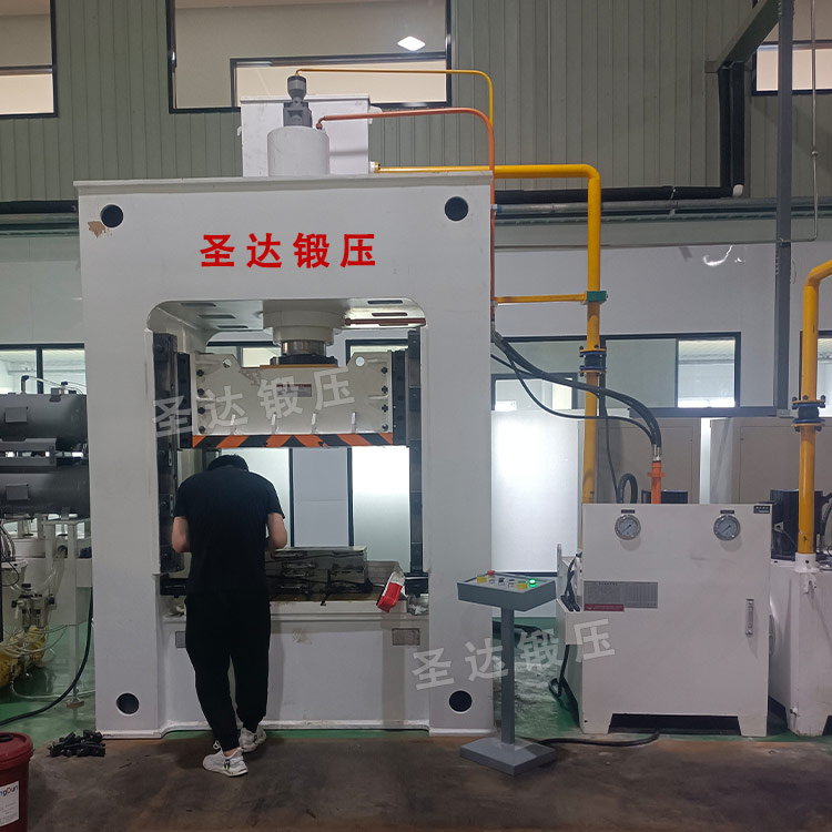 汽車內(nèi)飾件成型液壓機(jī)客戶車間試機(jī) 汽車內(nèi)飾件成型液壓機(jī)客戶車間試機(jī)