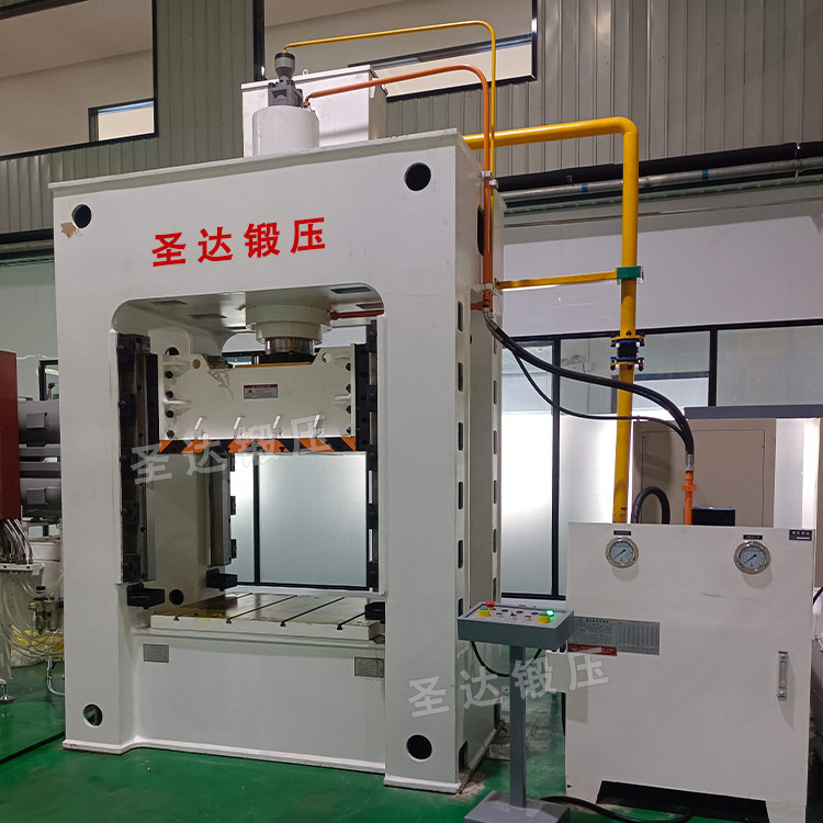 150噸汽車內(nèi)飾件成型液壓機(jī)現(xiàn)場 150噸汽車內(nèi)飾件成型液壓機(jī)現(xiàn)場