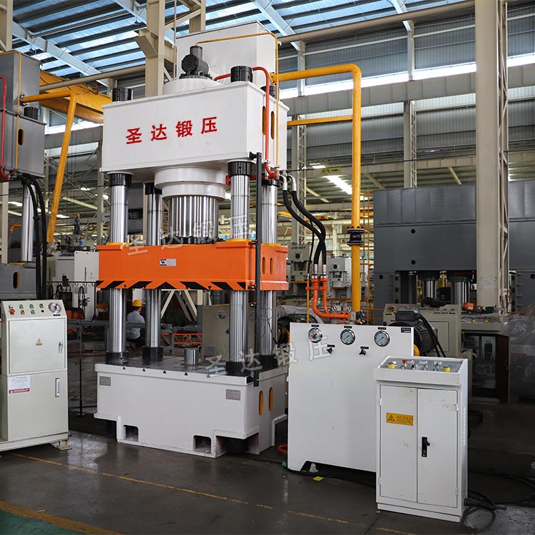 630噸三梁四柱液壓機(jī)車間實(shí)物 630噸三梁四柱液壓機(jī)車間實(shí)物